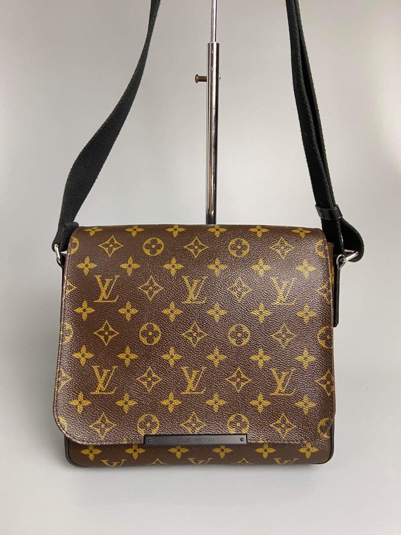District PM Louis Vuitton (Category: Luxury Bags & Wallets) located in Quezon City. Submitted by hellopatchi (Listing ID 1288286236, Image 2). Description: with box and dust bag Rank A+.