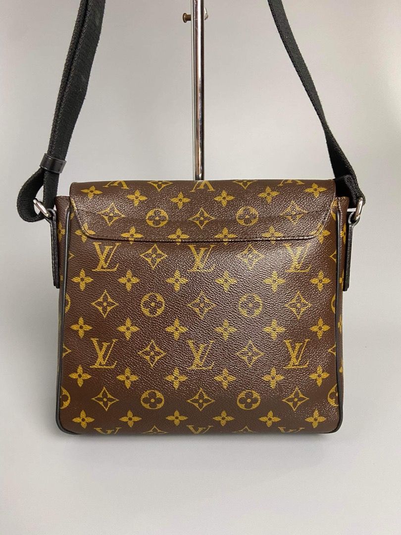 District PM Louis Vuitton (Category: Luxury Bags & Wallets) located in Quezon City. Submitted by hellopatchi (Listing ID 1288286236, Image 3). Description: with box and dust bag Rank A+.