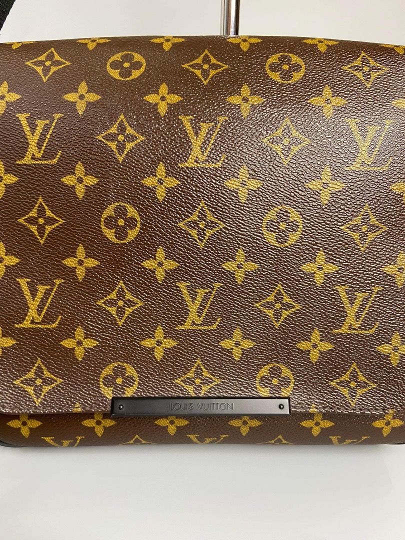 District PM Louis Vuitton (Category: Luxury Bags & Wallets) located in Quezon City. Submitted by hellopatchi (Listing ID 1288286236, Image 1). Description: with box and dust bag Rank A+.