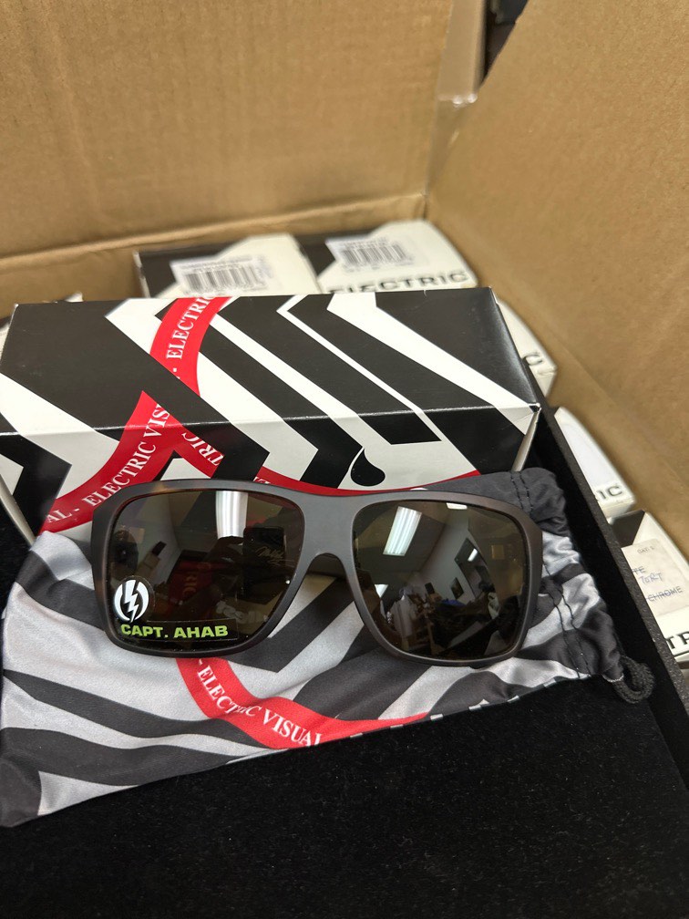 Capt ahab sunglasses top