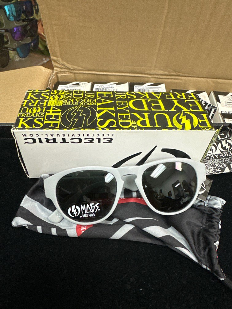 Electric outlet mags sunglasses