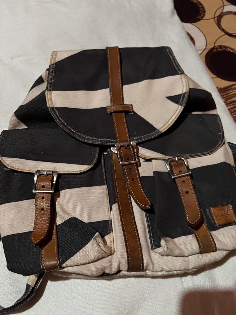 Hershell backpack (Category: Backpacks) located in Makati City. Submitted by sinner_or_saint101 (Listing ID 1288275988, Image 2). Description: 15x12x4 Original hershell brand Unique design.
