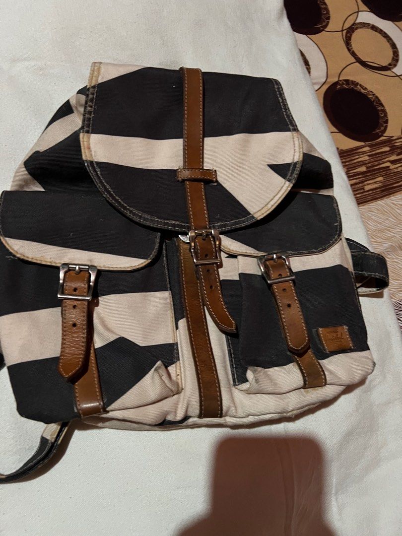 Hershell backpack (Category: Backpacks) located in Makati City. Submitted by sinner_or_saint101 (Listing ID 1288275988, Image 1). Description: 15x12x4 Original hershell brand Unique design.