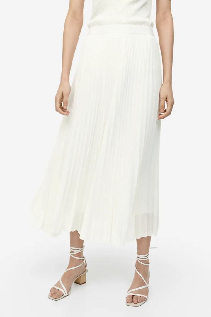 H&M - PLEATED MIDI SKIRT (Category: Skirts) located in Quezon City. Submitted by justdeclutter2023 (Listing ID 1288484103, Image 1). Description: Bought in H&M Japan. Message me for more info :) Can fit up to 38 waist line..