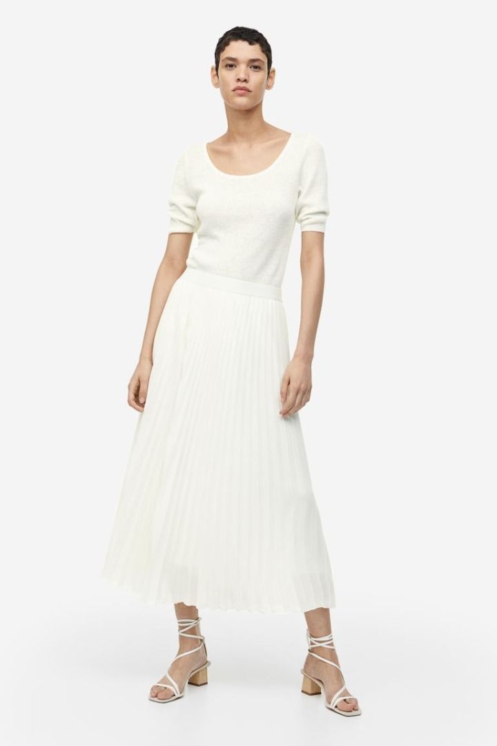 H&M - PLEATED MIDI SKIRT (Category: Skirts) located in Quezon City. Submitted by justdeclutter2023 (Listing ID 1288484103, Image 3). Description: Bought in H&M Japan. Message me for more info :) Can fit up to 38 waist line..