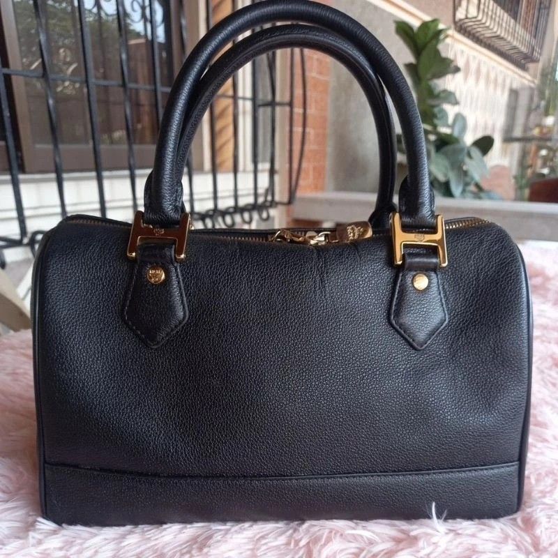 MCM Leather Doctors Bag (Category: Luxury Bags & Wallets) located in Guagua. Submitted by WearDTwinsCollections (Listing ID 1288322979, Image 3). Description: MCM Leather Doctors Bag Item is preloved, please expect minor signs of usage: scratches, rubs, fadings, tarnished/faded hardwares, some broken and/or cut pipings. Turnable screw, may etiketa (Made in Korea).