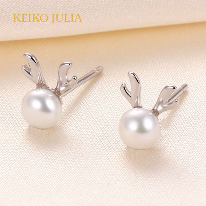 Reindeer top pearl earrings