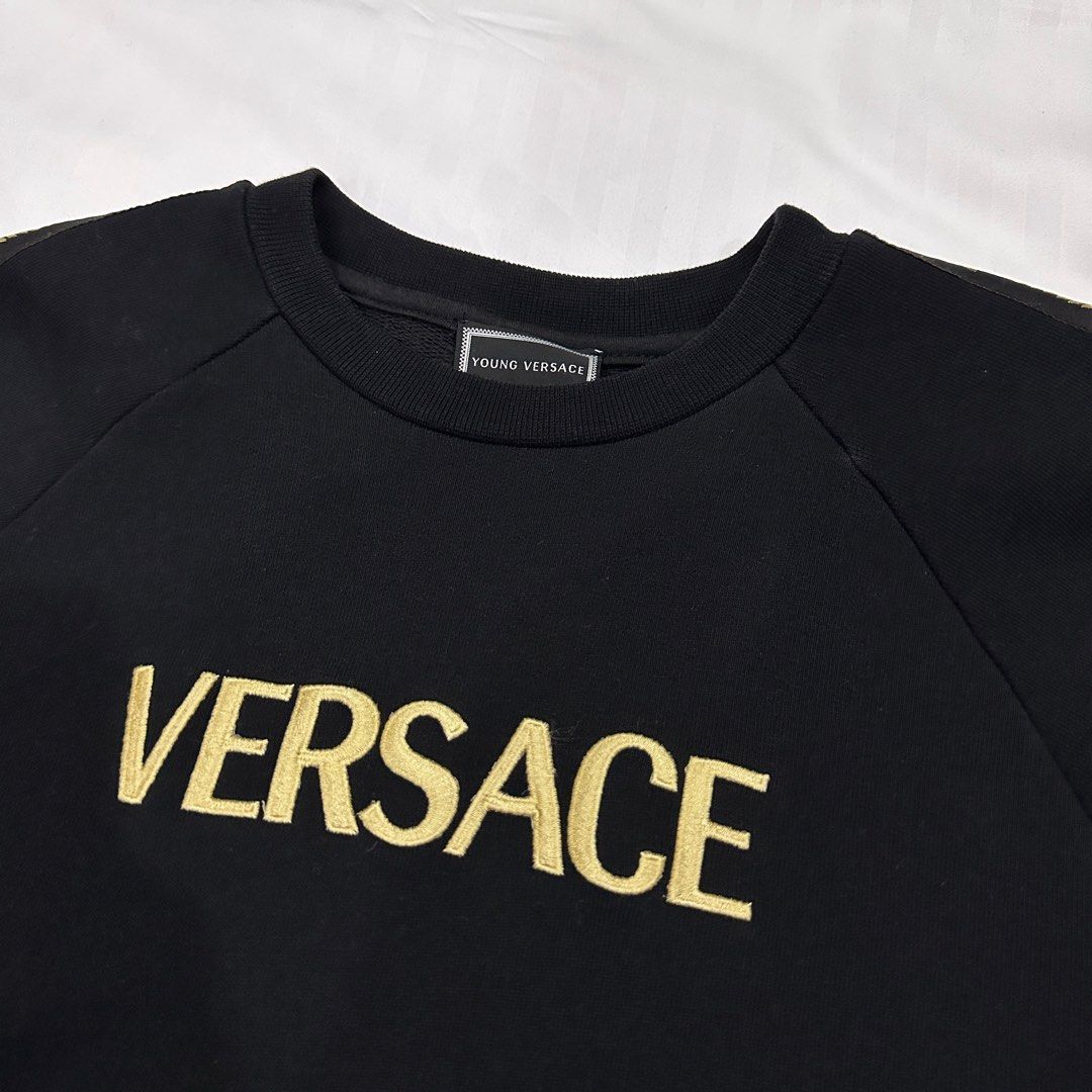 Versace Cornici Side Stripe Logo (Category: Longsleeves) located in Quezon City. Submitted by ishdeclutters (Listing ID 1288360725, Image 2). Description: Condition: 9.2/10 Color: Black & Gold Size: XS - S Womens / Teens L Ribber crew neck, long sleeves, ribbed hem & cuffs Brand Style ID: YVMFE168YFE130.