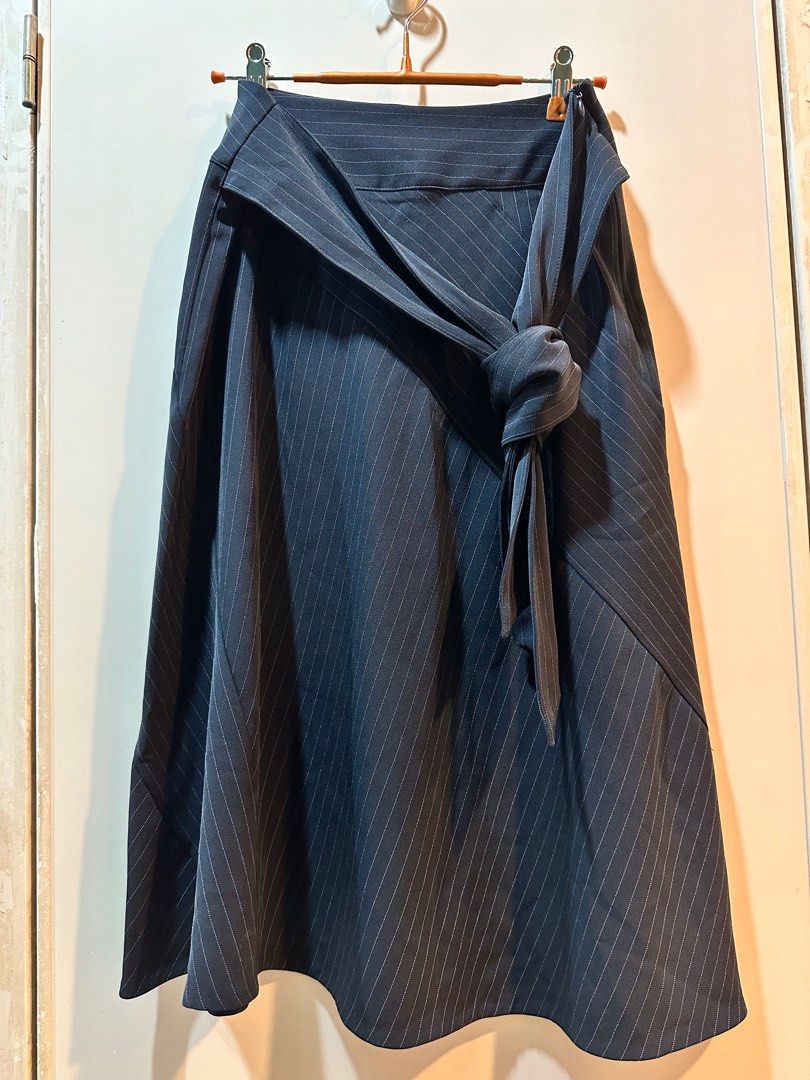 Zara Pinstriped A-Line Skirt (Category: Skirts) located in Paranaque City. Submitted by applemt (Listing ID 1288370894, Image 1). Description: Versatile piece with thick band that hides the tummy; hidden side zipper Waist: 14.5” laid flat #2024declutterinf.
