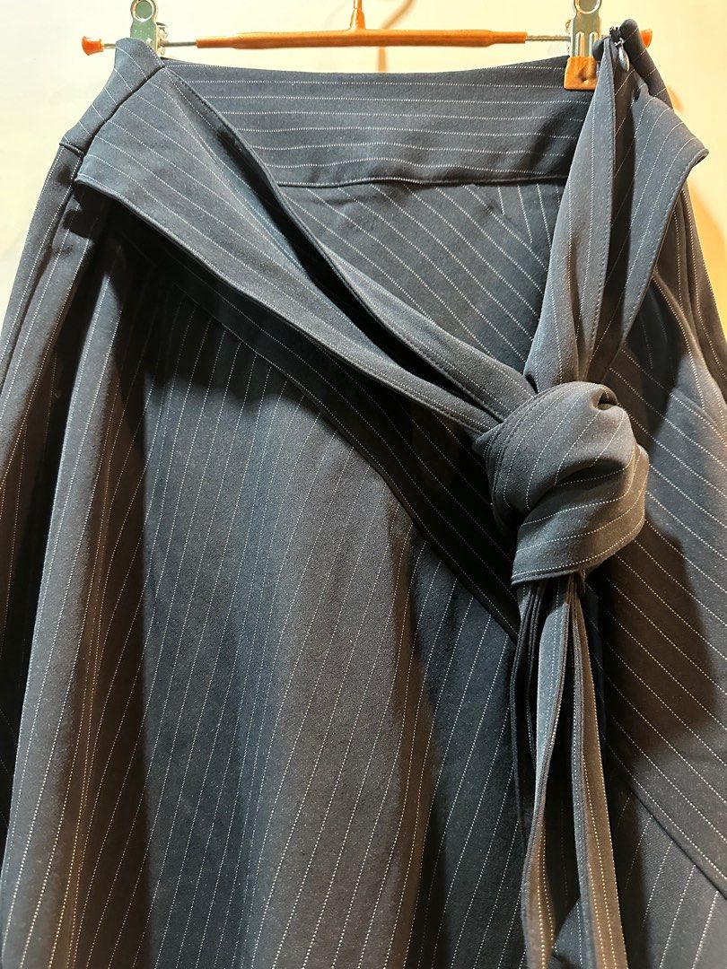 Zara Pinstriped A-Line Skirt (Category: Skirts) located in Paranaque City. Submitted by applemt (Listing ID 1288370894, Image 3). Description: Versatile piece with thick band that hides the tummy; hidden side zipper Waist: 14.5” laid flat #2024declutterinf.