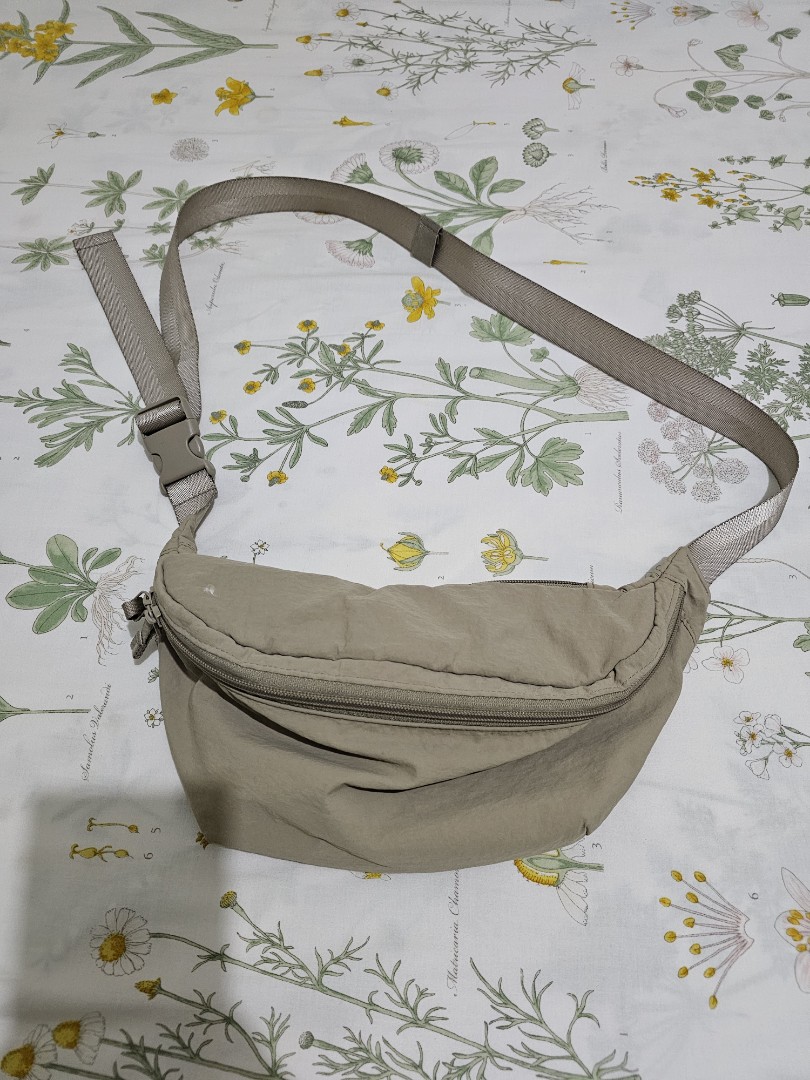 Uniqlo Nylon Body Bag, Women's Fashion, Bags & Wallets, Cross-body Bags on  Carousell