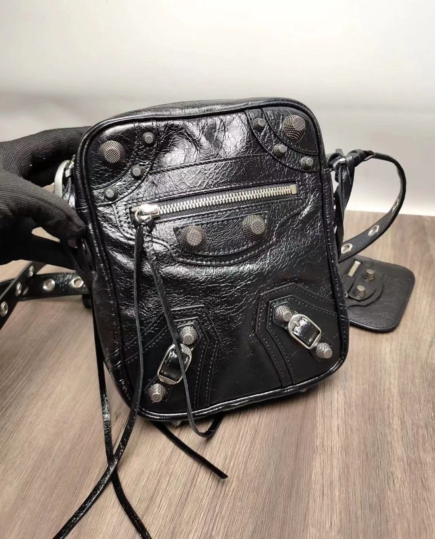 BALENCIAGA｜CROSSBAGS (719065 210KR 1000) Balenciaga Le Cagole Men Crossbody Bag In Black 719065 210KR