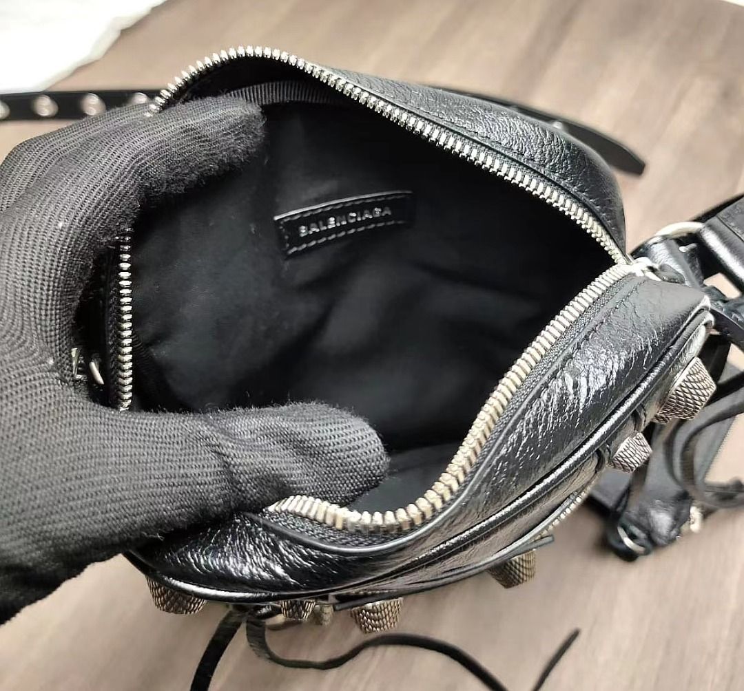 BALENCIAGA｜CROSSBAGS (719065 210KR 1000) Balenciaga Le Cagole Men Crossbody Bag In Black 719065 210KR