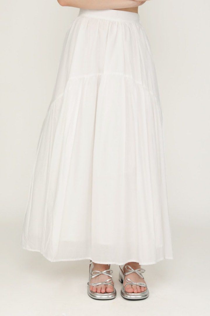 BNWT TTR Isabella Tiered Maxi Skirt (White), Women's Fashion, Bottoms,  Skirts on Carousell