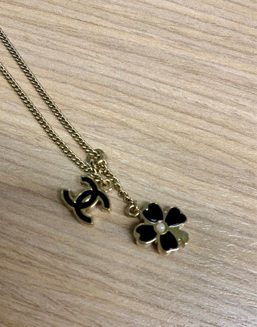 Chanel Necklace with Clover in Black
