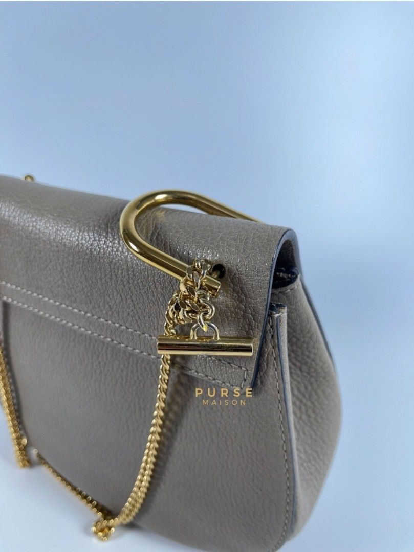 Chloe Drew Small Grey Chain Crossbody Bag (Category: Luxury Bags & Wallets) located in Taguig. Submitted by pursemaison (Listing ID 1288645312, Image 3). Description: Chloe Drew Small Grey Chain Crossbody Bag ✨Php 21,000 *Additional 3.85% for straight credit card payments *Available for 3 months layaway with 1% interest per month *BDO credit card up to 36 mos & Citibank credit card up to 24 mos (with interest) CONDITION: Preloved condition with i