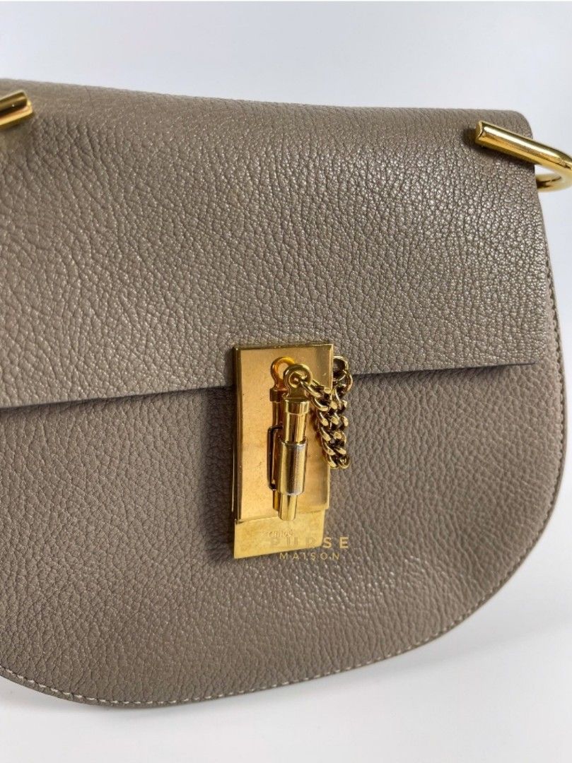 Chloe Drew Small Grey Chain Crossbody Bag (Category: Luxury Bags & Wallets) located in Taguig. Submitted by pursemaison (Listing ID 1288645312, Image 2). Description: Chloe Drew Small Grey Chain Crossbody Bag ✨Php 21,000 *Additional 3.85% for straight credit card payments *Available for 3 months layaway with 1% interest per month *BDO credit card up to 36 mos & Citibank credit card up to 24 mos (with interest) CONDITION: Preloved condition with i