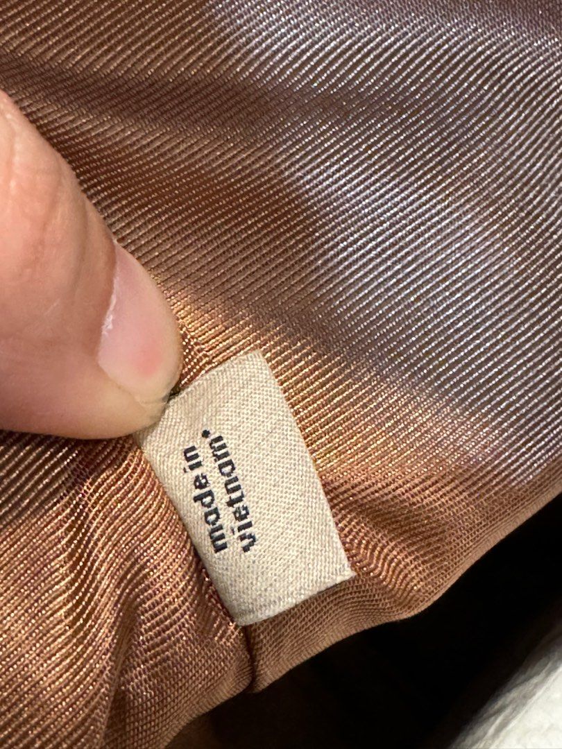 COACH tote bag (Category: Luxury Bags & Wallets) located in Bacoor. Submitted by kmfryn_ (Listing ID 1288563951, Image 3). Description: class A Coach tote bag with minor flaws inside (pen marks) but like new on the outside .