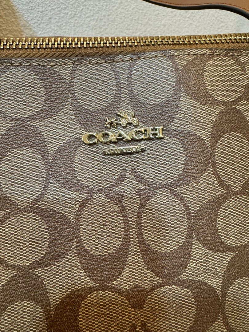 COACH tote bag (Category: Luxury Bags & Wallets) located in Bacoor. Submitted by kmfryn_ (Listing ID 1288563951, Image 2). Description: class A Coach tote bag with minor flaws inside (pen marks) but like new on the outside .