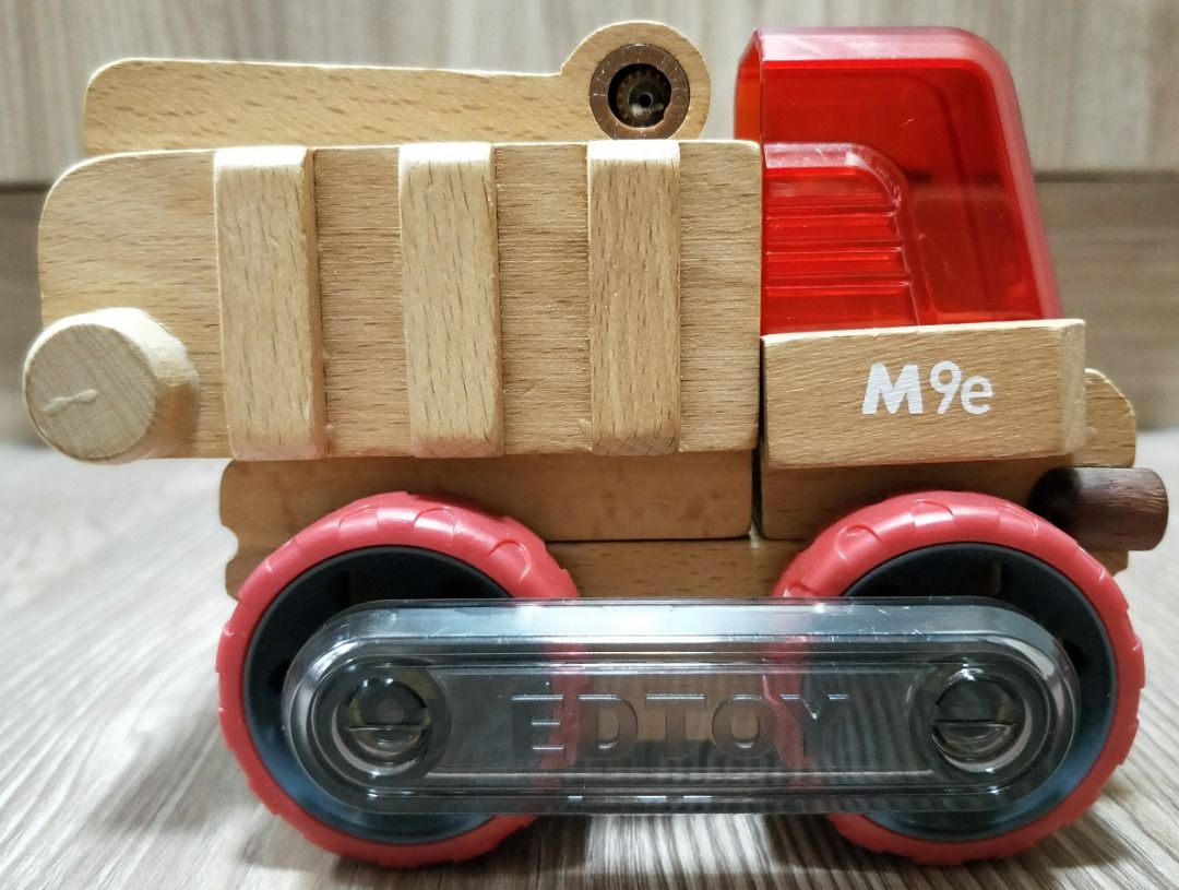 【韓國EDTOY 旋轉磁力積木】 變形卸貨卡車 (二手), 書籍、休閒與玩具, 玩具、公仔、桌遊在旋轉拍賣