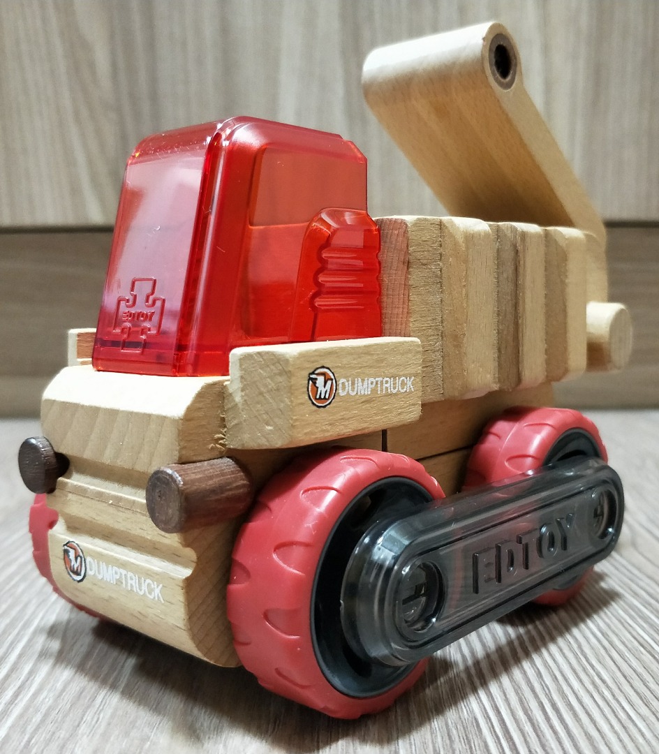 【韓國EDTOY 旋轉磁力積木】 變形卸貨卡車 (二手), 書籍、休閒與玩具, 玩具、公仔、桌遊在旋轉拍賣
