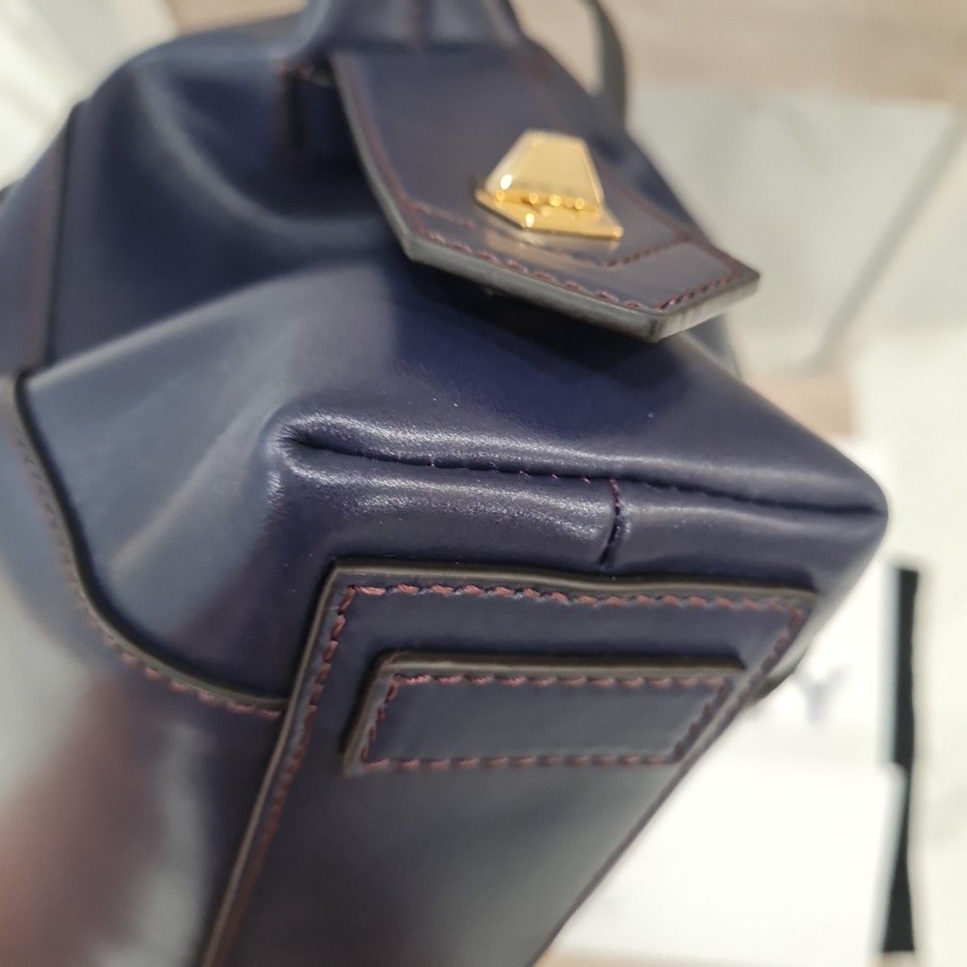 Givenchy Antigona Soft (Category: Luxury Bags & Wallets) located in San Juan City. Submitted by rwongthings (Listing ID 1288620586, Image 2). Description: Givenchy Antigona Soft Small Purchased from Givenchy Store in Japan Can share receipt to serious buyers Color: Aubergine.