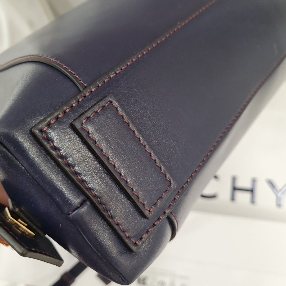 Givenchy Antigona Soft (Category: Luxury Bags & Wallets) located in San Juan City. Submitted by rwongthings (Listing ID 1288620586, Image 3). Description: Givenchy Antigona Soft Small Purchased from Givenchy Store in Japan Can share receipt to serious buyers Color: Aubergine.