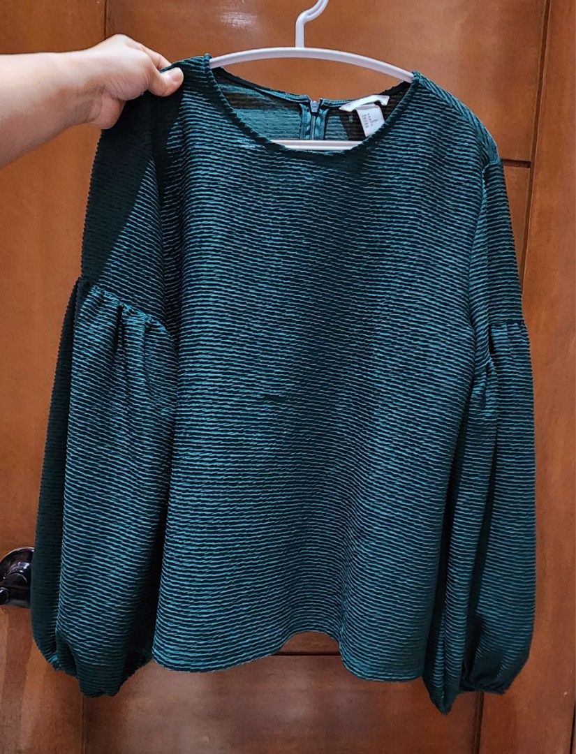 H&M Balloon Sleeved Forest Green Blouse (Category: Blouses) located in Talisay. Submitted by cmay1230 (Listing ID 1288651187, Image 1). Description: Like new 10/10 condition RFS: not my style anymore Perfect for office use and semi-formal attire Best paired with black pants.