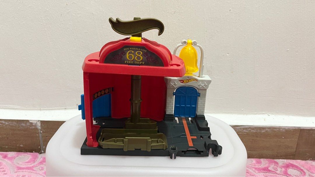 Hot wheels shop fire station spinout