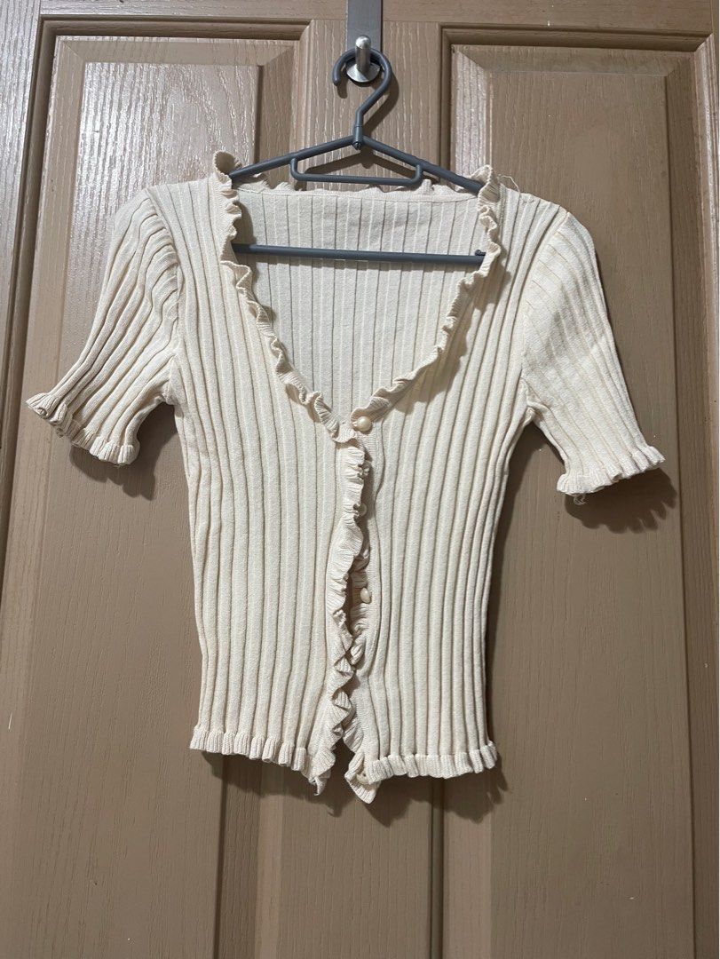 Lettuce fringe crop top (Category: Blouses) located in Marikina City. Submitted by damit_atbp (Listing ID 1288508200, Image 1). Description: XS-S.