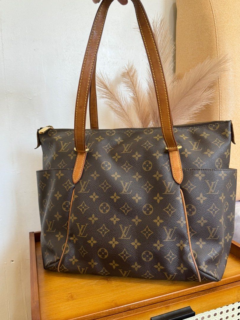 LOUIS VUITTON TOTALY MONOGRAM (Category: Luxury Bags & Wallets) located in Cagayan de Oro. Submitted by moiobsession (Listing ID 1288543887, Image 1). Description: authentic.