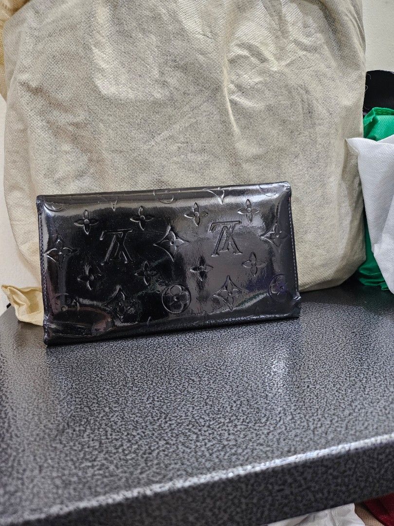 Louis Vuitton Vernis Long Wallet (Category: Luxury Bags & Wallets) located in Quezon City. Submitted by turtle_85 (Listing ID 1288654164, Image 3). Description: Louis Vuitton Vernis Long Wallet.