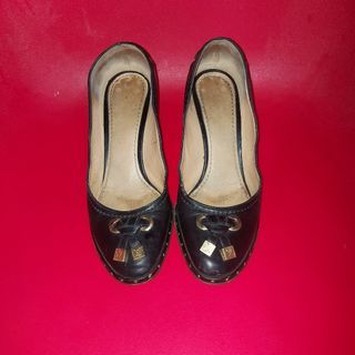 Lv heel shoes black