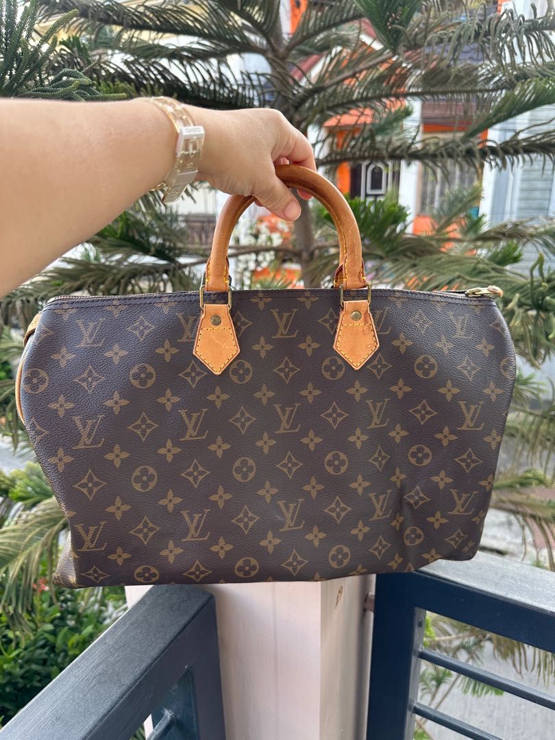 LV Speedy 40 (Category: Luxury Bags & Wallets) located in Paranaque City. Submitted by ms_a_bags (Listing ID 1288634910, Image 1). Description: Original LV Speedy 40 - in very good condition , no rubbings on sides , no puller and some watermarks on handle, pattina is light.