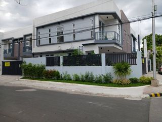 Townhouse For Sale  in Quezon City Fairview Duplex with 3 car garage near MRT 7