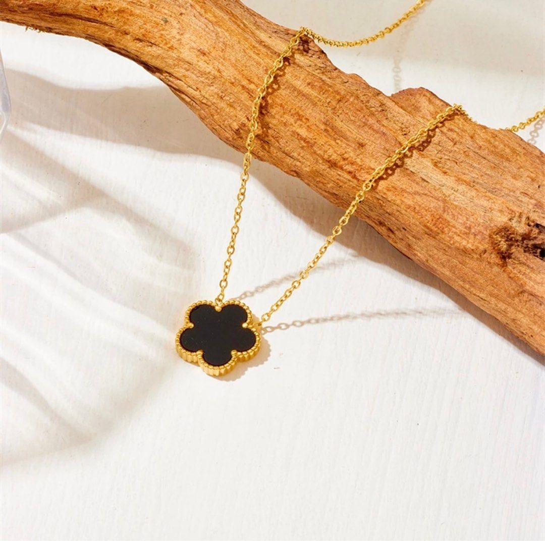 Onyx Clover Pendant Necklace, Women's Fashion, Jewelry