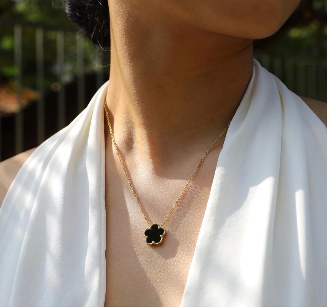 Onyx Clover Pendant Necklace, Women's Fashion, Jewelry