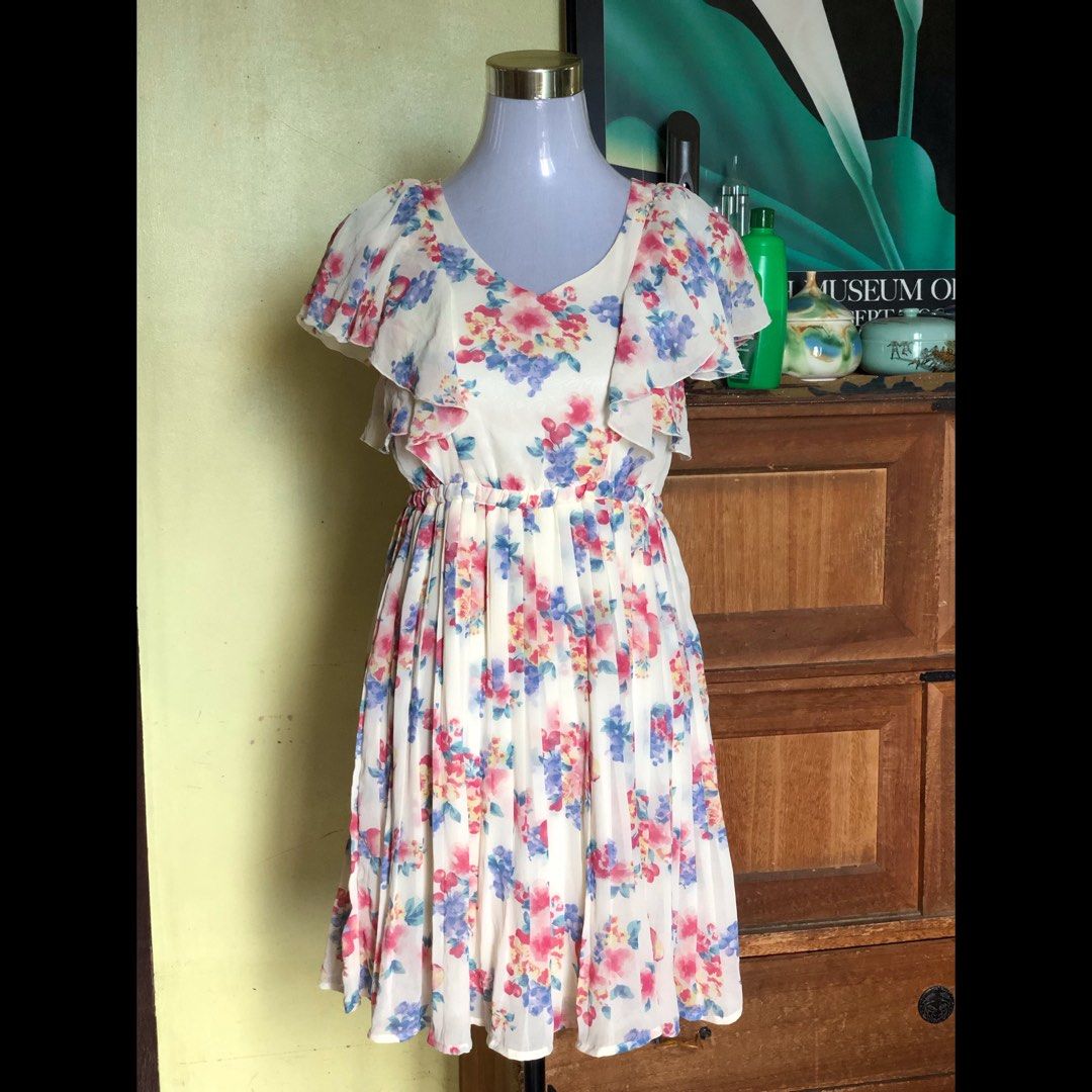 Preloved chiffon floral dress (Category: Dresses) located in Taguig. Submitted by bitsandpiecesshop (Listing ID 1288489806, Image 2). Description: 🌸FITS: MEDIUM 🌸CONDITION: EUC no flaws ❗️accessories not included if there is any❗️ WELCOME TO BITSANDPIECES SHOP Our items are either brand new & personal preloved. For preloved items PLEASE DO NOT EXPECT TOO MUCH since it’s already used. If you are very particular with the item, then pls. do not bu