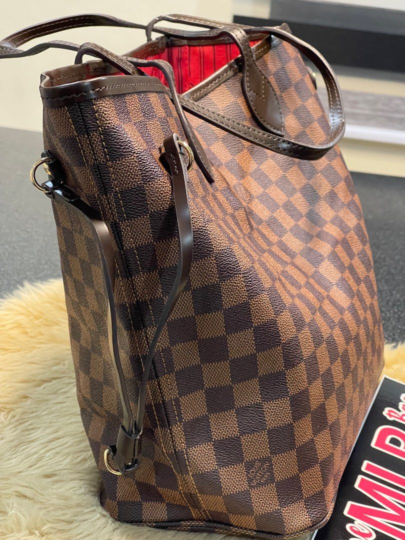 Preloved LV NEVERFULL MM (Category: Luxury Bags & Wallets) located in Bacoor. Submitted by themlrbagshop2.0 (Listing ID 1288632302, Image 3). Description: Preloved LV NEVERFULL Damier MM ✅2,000 only Fairly Used No Damage Good Leather Condition Disclaimer: Themlrbagshop 2.0 is not associated or affiliated with any brands mentioned. All copyrights reserved to the rightful original brand owner. #themlrbagshoplv.