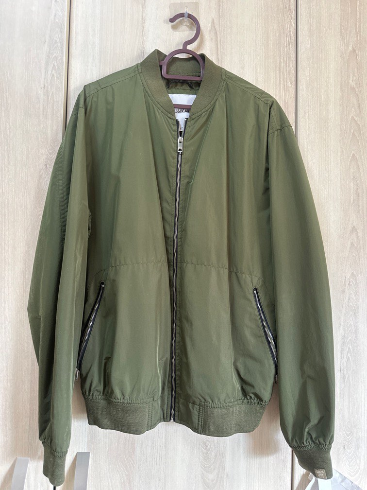 Pull Bear Army Green Bomber Jacket Men s Fashion Coats Jackets and Outerwear on Carousell
