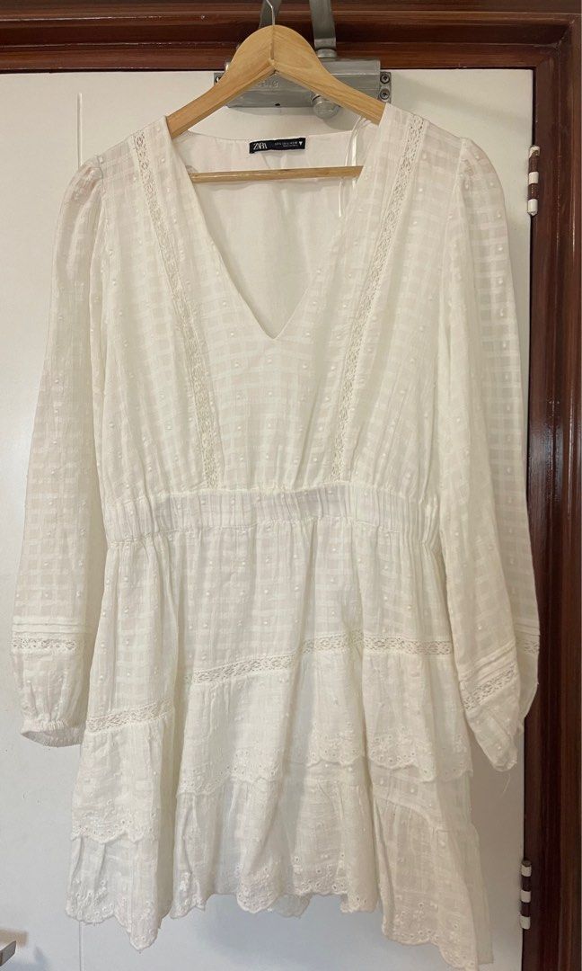 Zara white dress (Category: Dresses) located in Meycauayan. Submitted by declutteringpat (Listing ID 1288573080, Image 1). Description: Size eu L Usa L Mex 30.