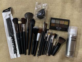 22pc. Make-up Essential kits