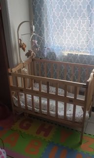 Baby Crib w/ comforter and pillows