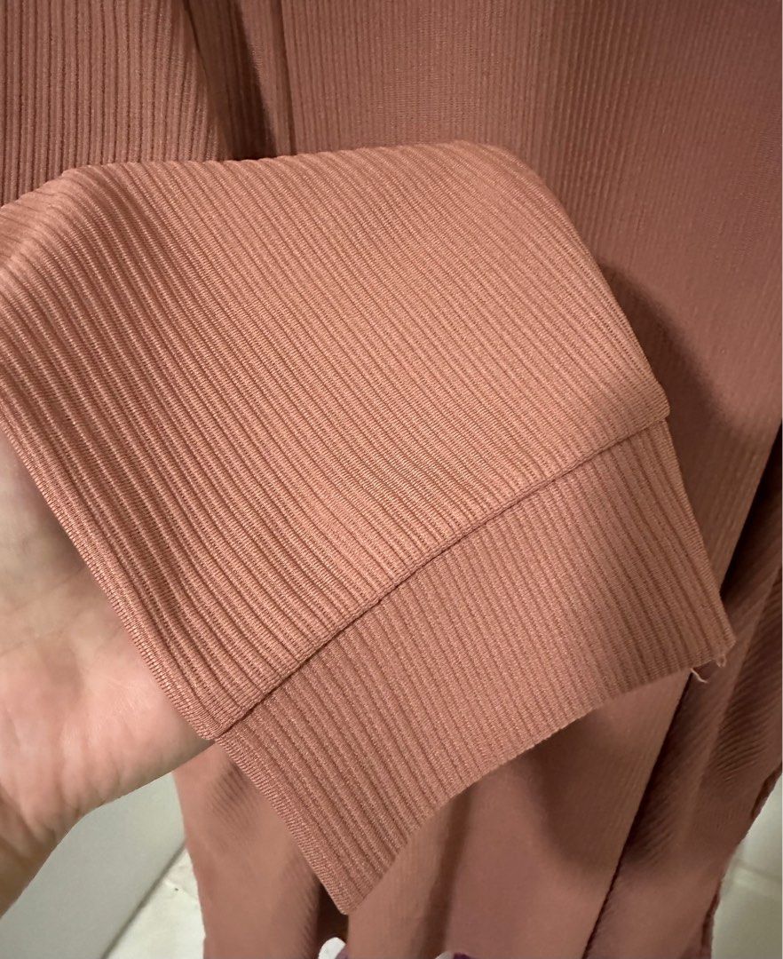 Basic Tunic (Category: Tops) located in Singapore. Submitted by mrs_sincerity (Listing ID 1288844155, Image 3). Description: Basic Tunic. Colour Rosewood. With 2 side pockets. Can fit L-2XL. Ptp 56-66cm Arm hole 27-32cm Length 100cm Hips 65-78cm Impulse buy at $24. Brand New with tag. Letting go at affordable price. No nego. Self collect. Thank you..