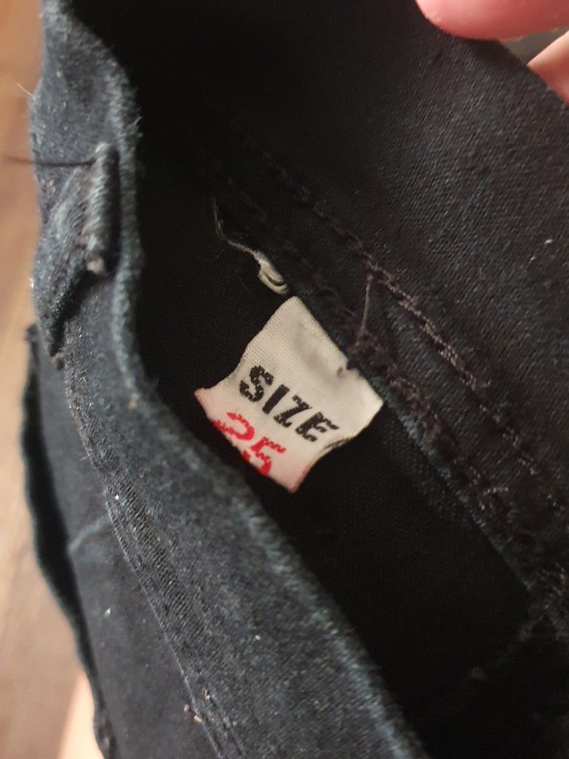 BLACK SKINNY JEANS (Category: Jeans) located in Mandaluyong City. Submitted by boujeeeee (Listing ID 1288781661, Image 3). Description: CONDITION -9/10 WAIST SIZE 25 Good for for 4 to 5 ft. PM FOR MORE INFRO.