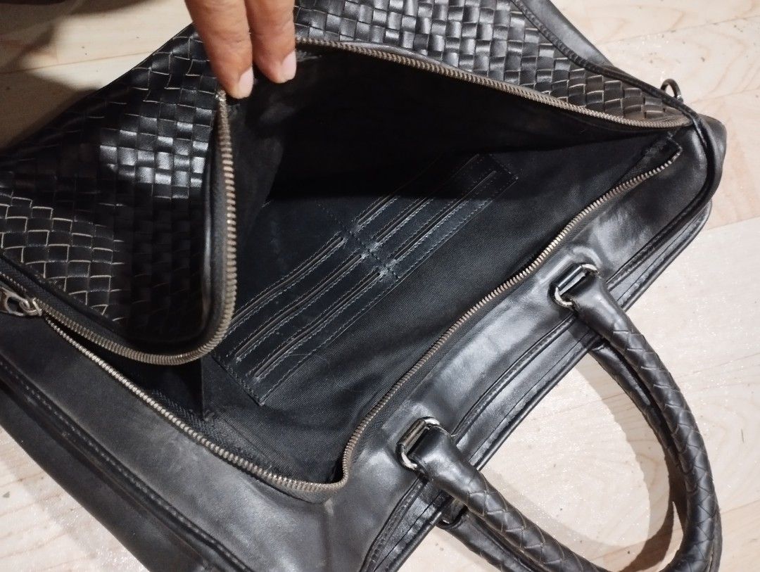 Bottega veneta Messenger Hand bag (Category: Luxury Bags & Wallets) located in Bislig. Submitted by chrispril (Listing ID 1288788856, Image 3). Description: Bottega veneta Messenger Hand bag ❗ Excellent condition pa May minimal issue lang sa may pwetan Goods na goods pa to 3500 shipped.