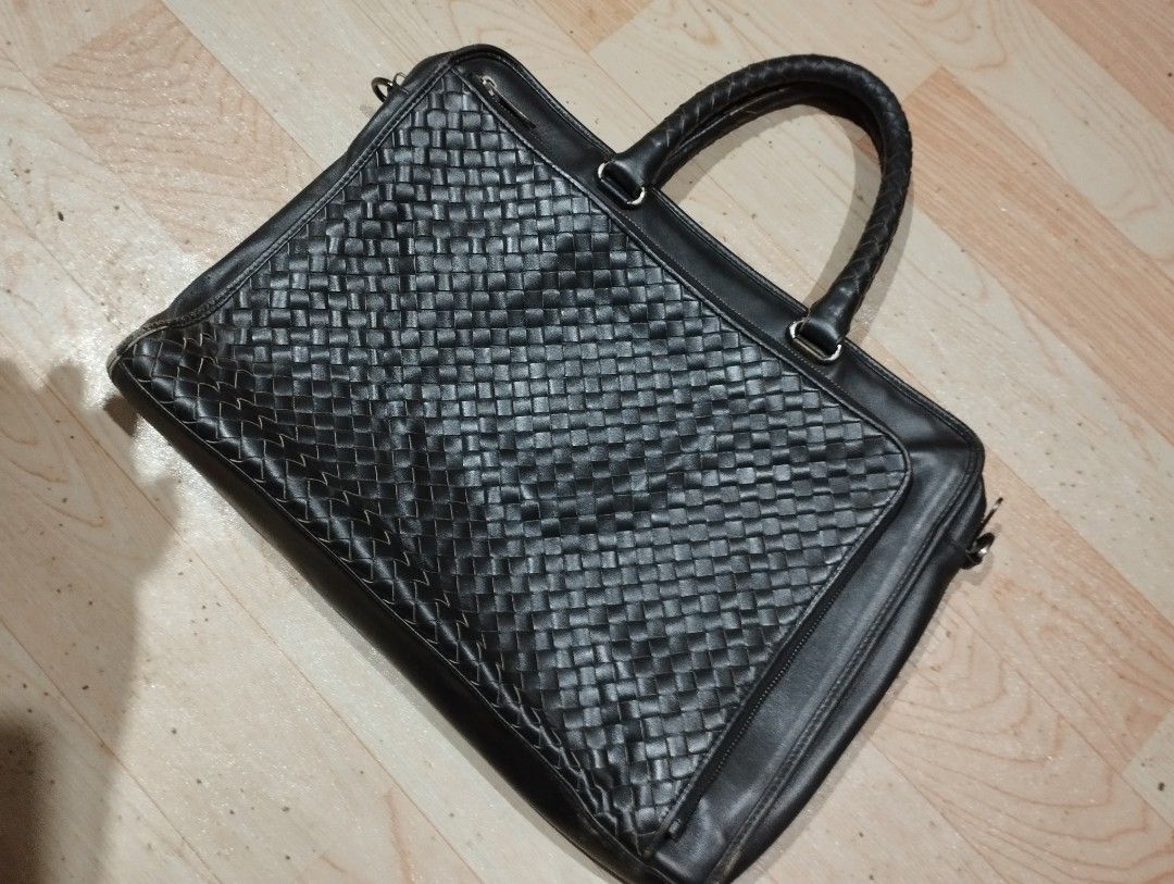 Bottega veneta Messenger Hand bag (Category: Luxury Bags & Wallets) located in Bislig. Submitted by chrispril (Listing ID 1288788856, Image 1). Description: Bottega veneta Messenger Hand bag ❗ Excellent condition pa May minimal issue lang sa may pwetan Goods na goods pa to 3500 shipped.