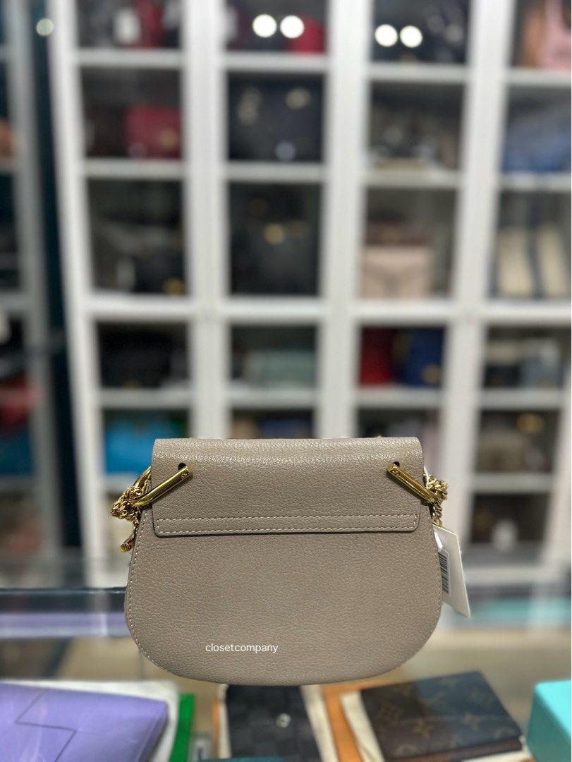 Chloe Drew Small Grey Chain Crossbody Bag (Category: Luxury Bags & Wallets) located in Taguig. Submitted by closetcompany (Listing ID 1288846604, Image 3). Description: Chloe Drew Small Grey Chain Crossbody Bag 🫧Php 21,000 🫧CONDITION: Preloved condition with inevitable scratches & oxidation on the hardware, signs of usage on the interior, small dirt on the corners and creasing/wrinkles on some parts of the leather. 🫧Rating: 8/10 🫧Inclusions: 