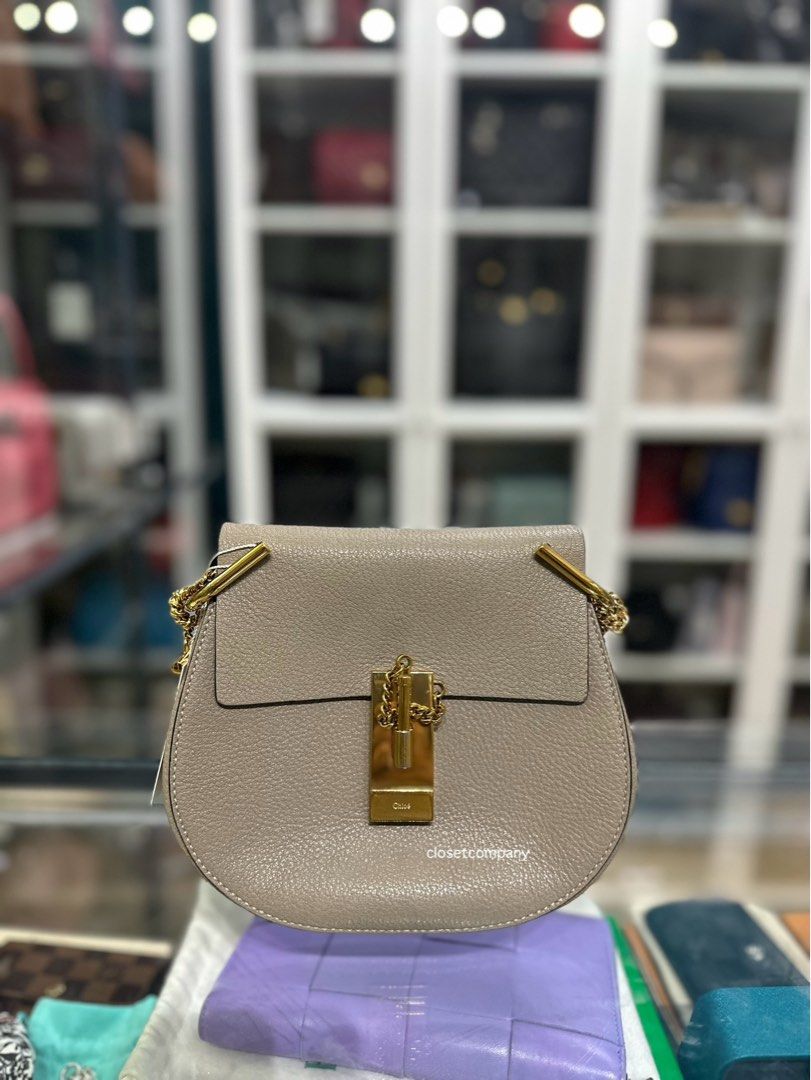Chloe Drew Small Grey Chain Crossbody Bag (Category: Luxury Bags & Wallets) located in Taguig. Submitted by closetcompany (Listing ID 1288846604, Image 1). Description: Chloe Drew Small Grey Chain Crossbody Bag 🫧Php 21,000 🫧CONDITION: Preloved condition with inevitable scratches & oxidation on the hardware, signs of usage on the interior, small dirt on the corners and creasing/wrinkles on some parts of the leather. 🫧Rating: 8/10 🫧Inclusions: 