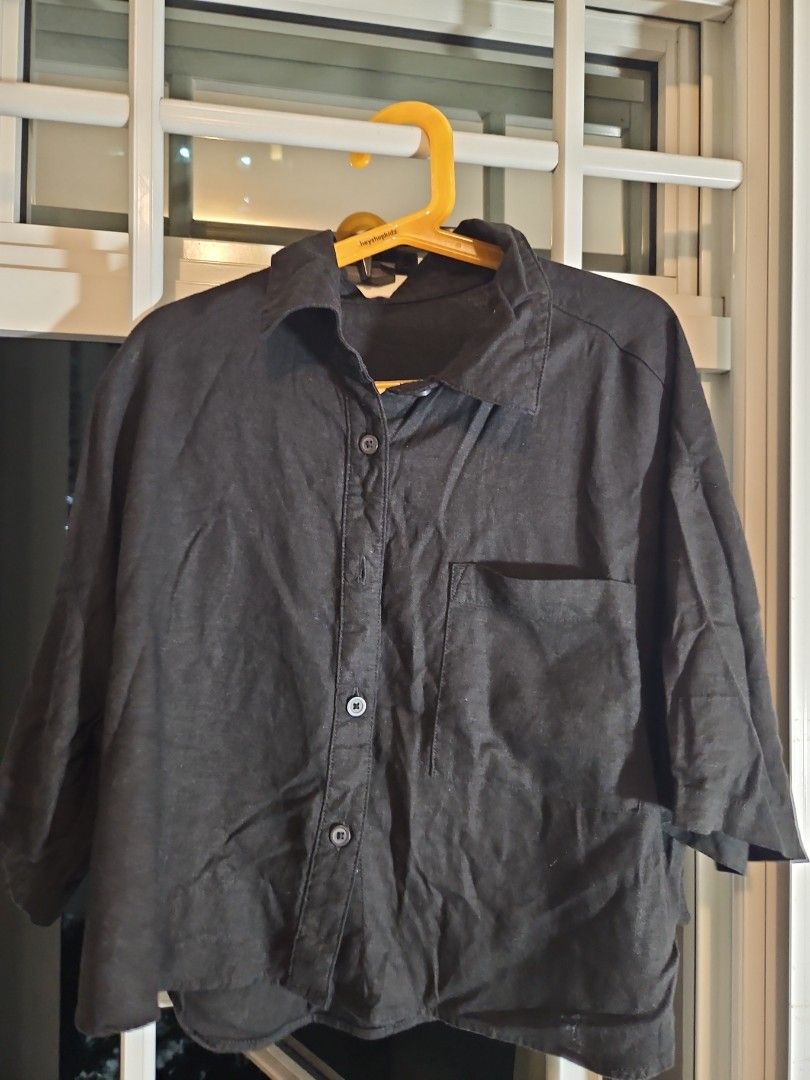 Cropped basic black top (Category: Shirts) located in Singapore. Submitted by ahdubu (Listing ID 1288838950, Image 1). Description: .